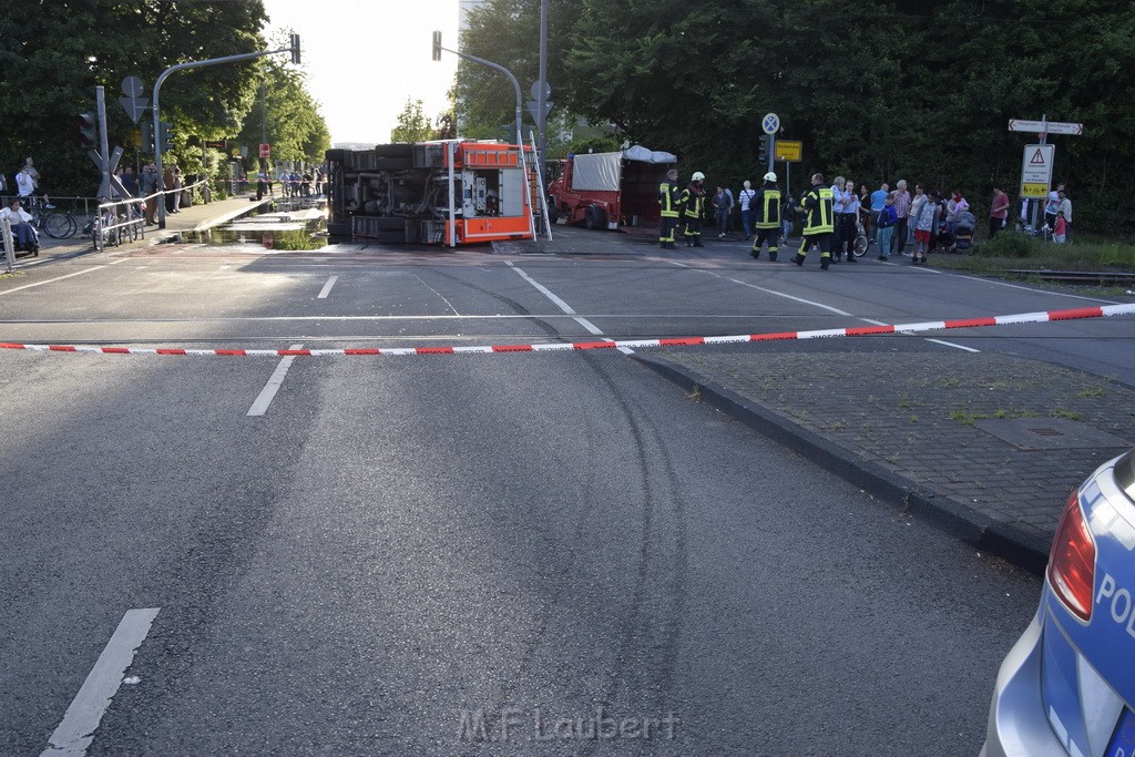 TLF 4 umgestuerzt Koeln Bocklemuend Ollenhauer Ring Militaerringstr P049.JPG - Miklos Laubert